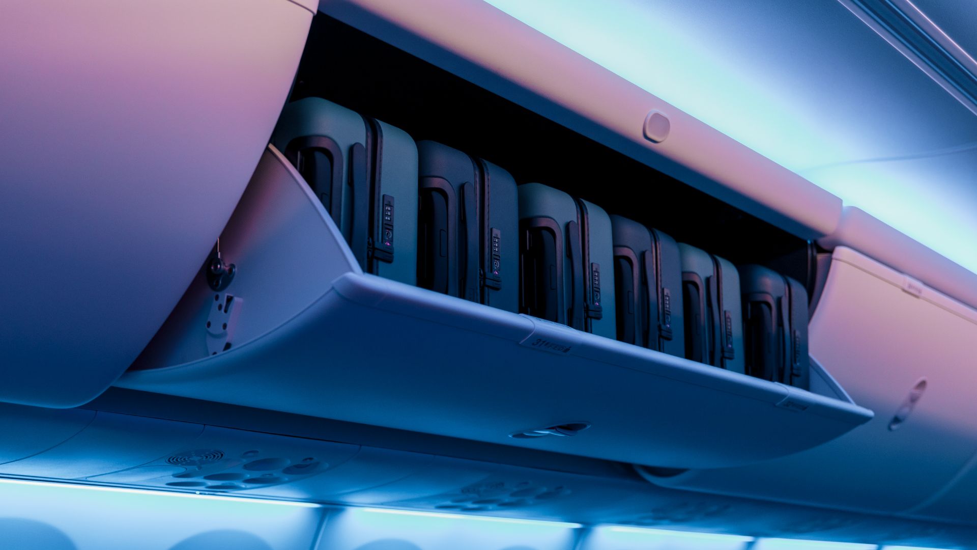 ユナイテッド航空 ボーイング737 MAX 大型手荷物収納棚